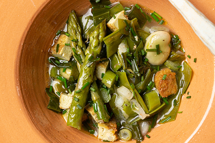 Bouillon d’été à l’ail des ours et tofu